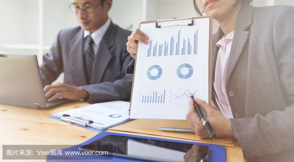 商務(wù)人員出席專業(yè)投資者的創(chuàng)業(yè)項(xiàng)目。財(cái)務(wù)經(jīng)理會(huì)議和討論分析數(shù)據(jù)的圖表和圖表顯示的結(jié)果。企業(yè)財(cái)務(wù)和營(yíng)銷(xiāo)理念